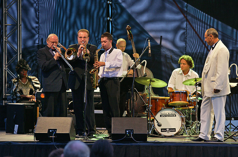 Joan Faulkner (USA) - singing, Gustav Brom Big Band, Art Leader Vlado Valovič, Brewery Garden, 29.7.2006, International Music Festival Český Krumlov 2006, source: © Auviex s.r.o., photo: Libor Sváček