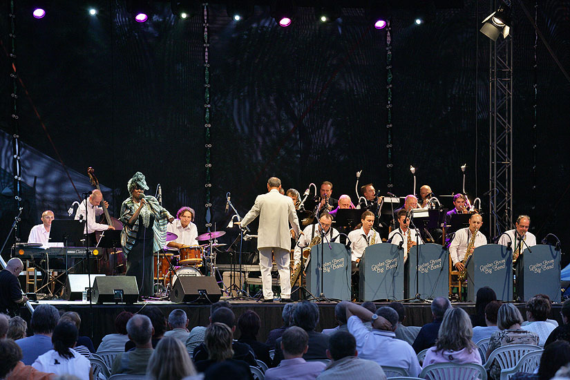 Joan Faulkner (USA) - singing, Gustav Brom Big Band, Art Leader Vlado Valovič, Brewery Garden, 29.7.2006, International Music Festival Český Krumlov 2006, source: © Auviex s.r.o., photo: Libor Sváček