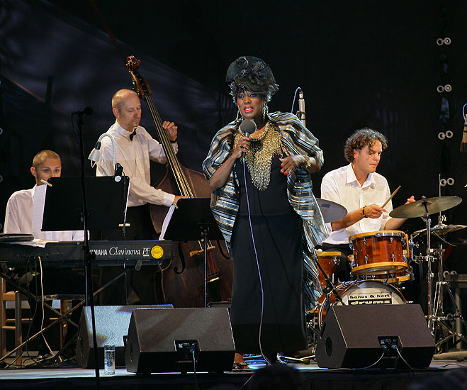 Joan Faulkner (USA) - singing, Gustav Brom Big Band, Art Leader Vlado Valovič, Brewery Garden, 29.7.2006, International Music Festival Český Krumlov 2006, source: © Auviex s.r.o., photo: Libor Sváček