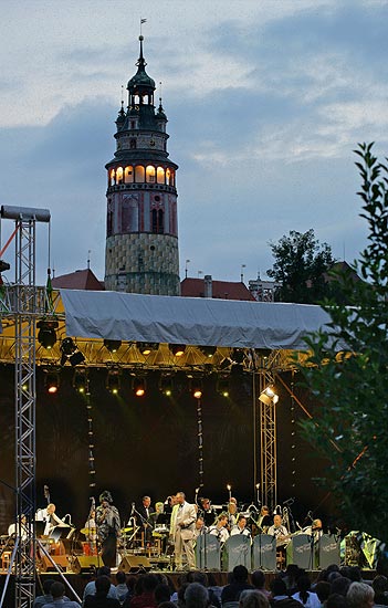 Joan Faulkner (USA) - singing, Gustav Brom Big Band, Art Leader Vlado Valovič, Brewery Garden, 29.7.2006, International Music Festival Český Krumlov 2006, source: © Auviex s.r.o., photo: Libor Sváček