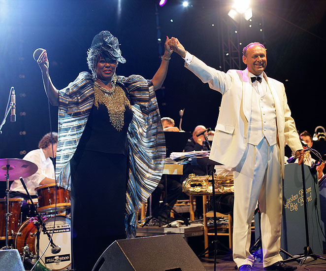 Joan Faulkner (USA) - singing, Gustav Brom Big Band, Art Leader Vlado Valovič, Brewery Garden, 29.7.2006, International Music Festival Český Krumlov 2006, source: © Auviex s.r.o., photo: Libor Sváček