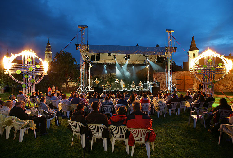 Irische Nacht, Brauereigarten, 12.8.2006, Internationales Musikfestival Český Krumlov 2006, Bildsquelle: © Auviex s.r.o., Foto: Libor Sváček