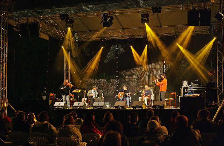 Irská noc, Pivovarská zahrada, 12.8.2006, Mezinárodní hudební festival Český Krumlov 2006, zdroj: © Auviex s.r.o., foto: Libor Sváček
