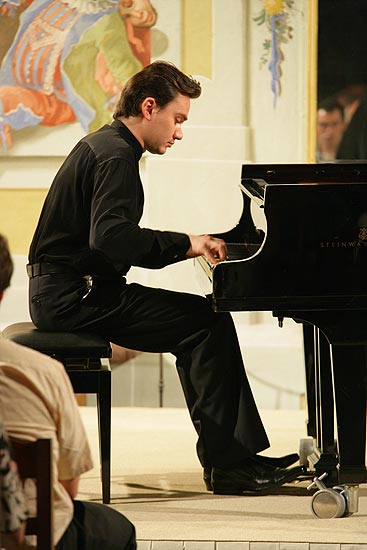 Sergej Koudrjakov, Piano Recital of the Géza Anda International Piano Competition Zurich laureate, Masquerade hall of chateau Český Krumlov, 17.8.2006, International Music Festival Český Krumlov 2006, source: © Auviex s.r.o., photo: Libor Sváček