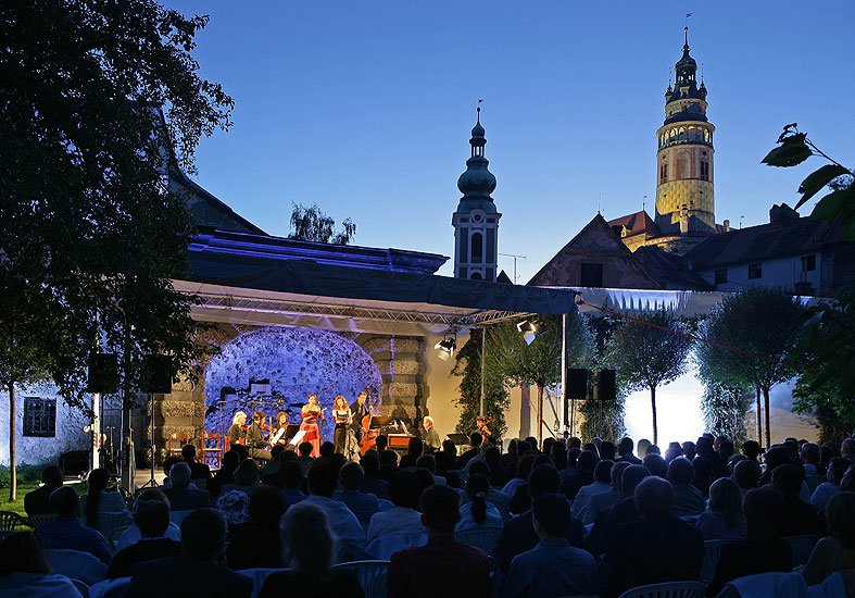 Camerata Nova, umělecký vedoucí Jiří Kotouč, zahrada Kooperativy, pojišťovny, a.s., 18.8.2006, Mezinárodní hudební festival Český Krumlov 2006, zdroj: © Auviex s.r.o., foto: Libor Sváček