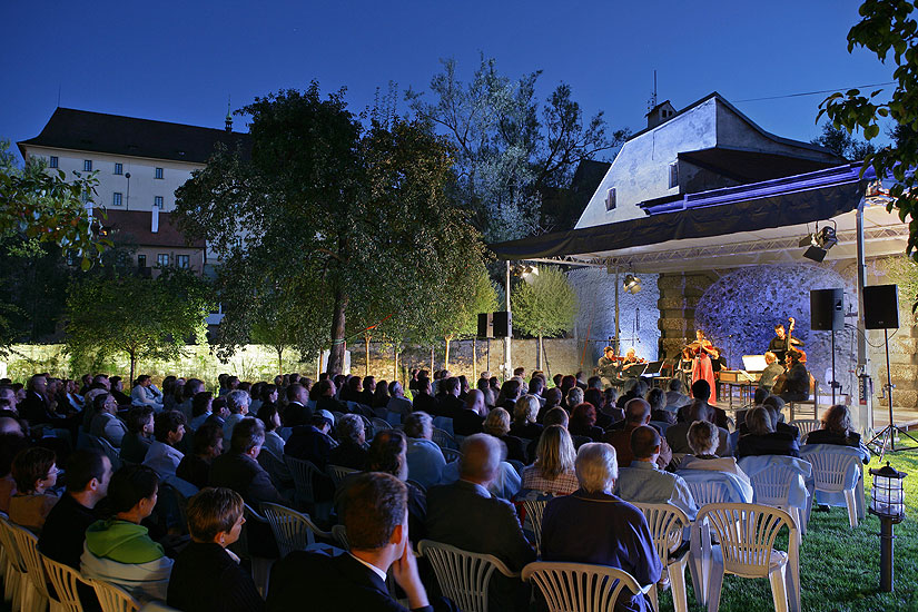 Camerata Nova, Kunstleiter: Jiří Kotouč, Garten der Kooperative, Versicherungsgesellschaft A.G., 18.8.2006, Internationales Musikfestival Český Krumlov 2006, Bildsquelle: © Auviex s.r.o., Foto: Libor Sváček