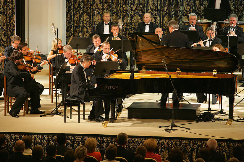 Eugen Indjic (USA), Jan Simon, Marián Lapšanský (Slowakei) - Klaviere, Symphonieorchester des Tschechischen Rundfunks, Dirigent: Vladimír Válek, Schlossreitschule, Český Krumlov, 26.8.2006, Internationales Musikfestival Český Krumlov 2006, Bildsquelle: © Auviex s.r.o., Foto: Libor Sváček