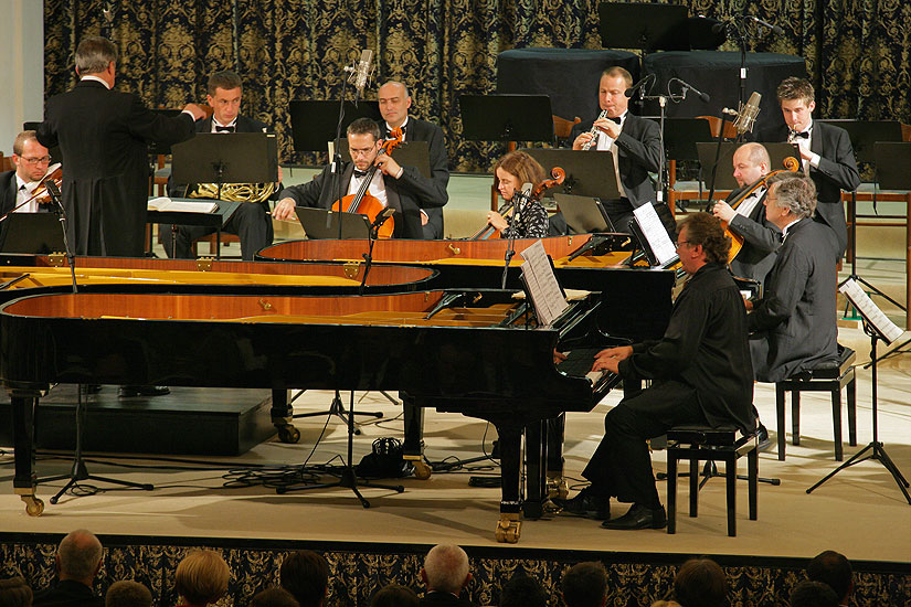 Eugen Indjic (USA), Jan Simon, Marián Lapšanský (Slovakia) - pianos, The Czech Radio Symphony Orchestra, conducted by: Vladimír Válek, Winter Riding School, Český Krumlov, 26.8.2006, International Music Festival Český Krumlov 2006, source: © Auviex s.r.o., photo: Libor Sváček