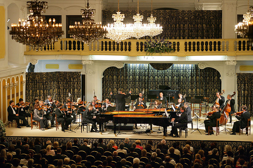 Eugen Indjic (USA), Jan Simon, Marián Lapšanský (Slowakei) - Klaviere, Symphonieorchester des Tschechischen Rundfunks, Dirigent: Vladimír Válek, Schlossreitschule, Český Krumlov, 26.8.2006, Internationales Musikfestival Český Krumlov 2006, Bildsquelle: © Auviex s.r.o., Foto: Libor Sváček