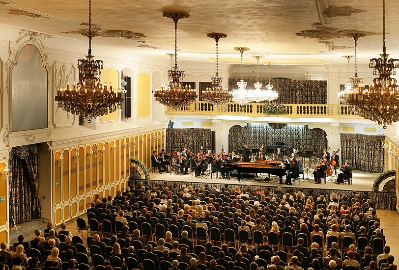 Eugen Indjic (USA), Jan Simon, Marián Lapšanský (Slowakei) - Klaviere, Symphonieorchester des Tschechischen Rundfunks, Dirigent: Vladimír Válek, Schlossreitschule, Český Krumlov, 26.8.2006, Internationales Musikfestival Český Krumlov 2006, Bildsquelle: © Auviex s.r.o., Foto: Libor Sváček