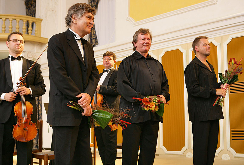 Eugen Indjic (USA), Jan Simon, Marián Lapšanský (Slowakei) - Klaviere, Symphonieorchester des Tschechischen Rundfunks, Dirigent: Vladimír Válek, Schlossreitschule, Český Krumlov, 26.8.2006, Internationales Musikfestival Český Krumlov 2006, Bildsquelle: © Auviex s.r.o., Foto: Libor Sváček