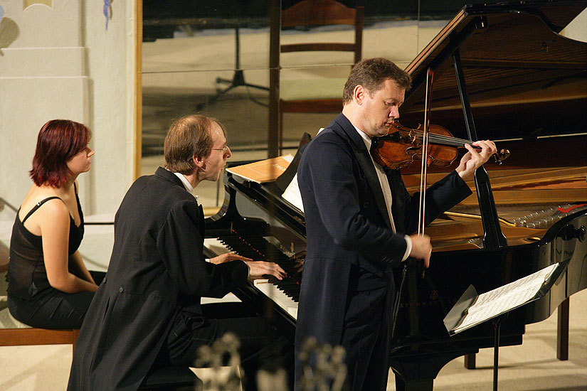 Ivan Ženatý (housle), Igor Ardašev (klavír), 24.8.2006, Mezinárodní hudební festival Český Krumlov 2006, zdroj: © Auviex s.r.o., foto: Libor Sváček