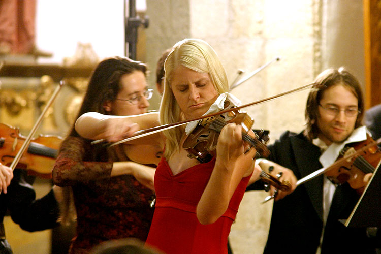 Hommage und Mozart - der 250. Geburtstag, Gabriela Demeterová (Geige) und Czech Moravian Virtuosi, Dirigent Jiří Novák,  5.8.2006, Königliches Musikfestival 2006, Kloster Zlatá Koruna, Foto: © 2006 Lubor Mrázek