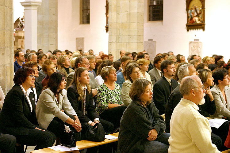 Hommage und Mozart - der 250. Geburtstag, Gabriela Demeterová (Geige) und Czech Moravian Virtuosi, Dirigent Jiří Novák,  5.8.2006, Königliches Musikfestival 2006, Kloster Zlatá Koruna, Foto: © 2006 Lubor Mrázek