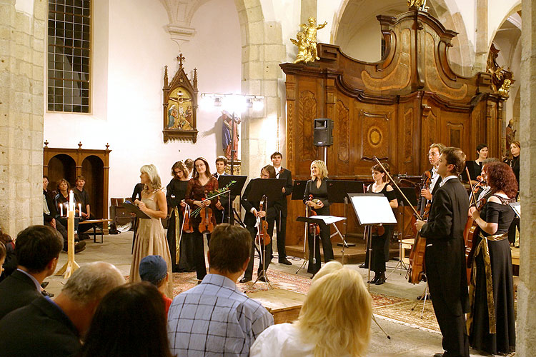 Hommage a Mozart - 250. výročí narození, Gabriela Demeterová (housle) a Czech Moravian Virtuosi, dirigent Jiří Novák, 5.8.2006, Královský hudební festival Zlatá Koruna, foto: © 2006 Lubor Mrázek