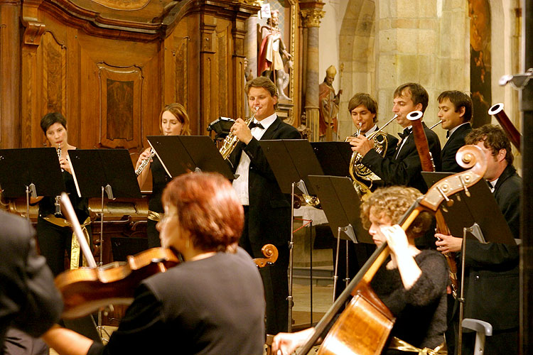 Hommage a Mozart - 250. výročí narození, Gabriela Demeterová (housle) a Czech Moravian Virtuosi, dirigent Jiří Novák, 5.8.2006, Královský hudební festival Zlatá Koruna, foto: © 2006 Lubor Mrázek