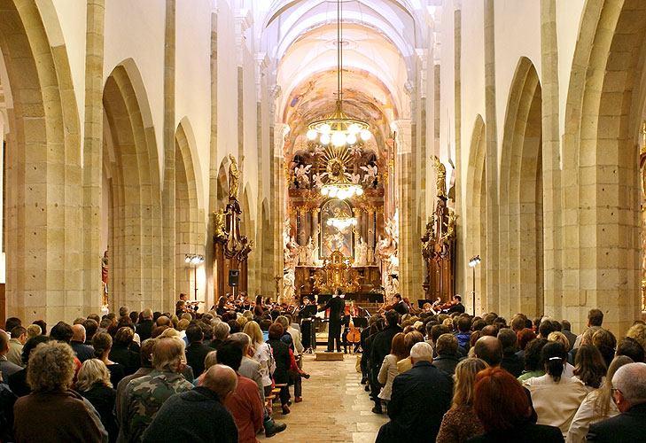 Hommage und Mozart - der 250. Geburtstag, Gabriela Demeterová (Geige) und Czech Moravian Virtuosi, Dirigent Jiří Novák,  5.8.2006, Königliches Musikfestival 2006, Kloster Zlatá Koruna, Foto: © 2006 Lubor Mrázek