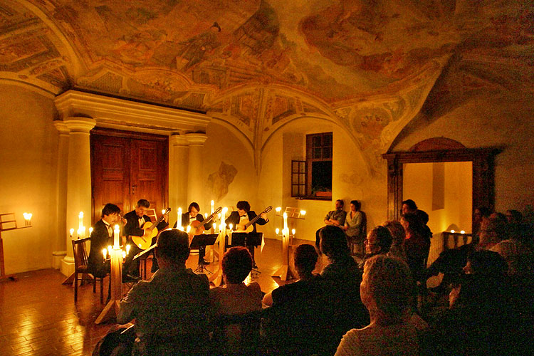 Pražské kytarové kvarteto, vstupní sál opatství kláštera Zlatá Koruna, 8.8.2006, Královský hudební festival Zlatá Koruna, foto: © 2006 Lubor Mrázek