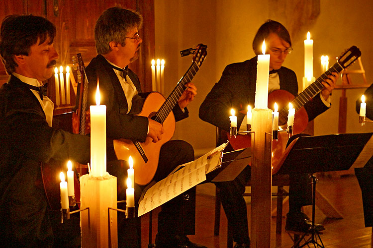 Pražské kytarové kvarteto, vstupní sál opatství kláštera Zlatá Koruna, 8.8.2006, Královský hudební festival Zlatá Koruna, foto: © 2006 Lubor Mrázek