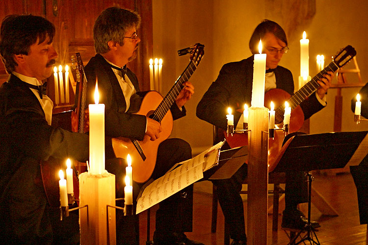 Pražské kytarové kvarteto, vstupní sál opatství kláštera Zlatá Koruna, 8.8.2006, Královský hudební festival Zlatá Koruna, foto: © 2006 Lubor Mrázek