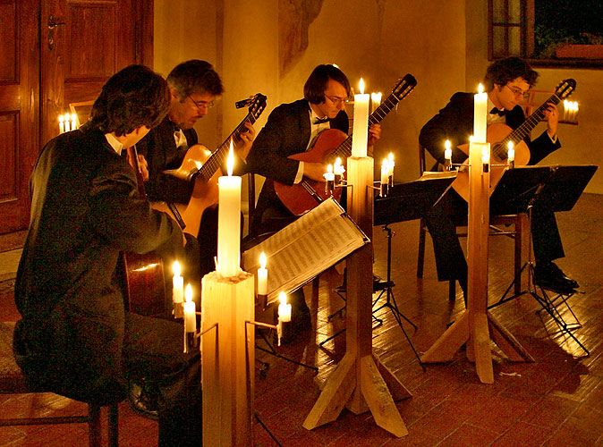 Prager Gitarre Quartett, Abtei - Eingangshalle,  8.8.2006, Königliches Musikfestival 2006, Kloster Zlatá Koruna, Foto: © 2006 Lubor Mrázek