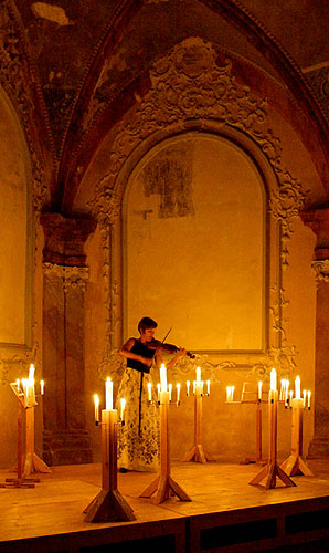 Magic Violin, Hana Kotková (violin), Cross Passage, 16th August 2006, Zlatá Koruna Royal Music Festival, photo: © 2006 Lubor Mrázek