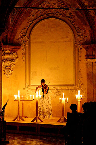 Magische Geige, Hana Kotková (Geige), Kreuzflur,  16.8.2006, Königliches Musikfestival 2006, Kloster Zlatá Koruna, Foto: © 2006 Lubor Mrázek