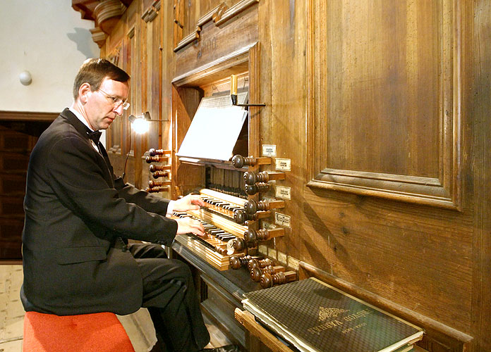 Jaroslav Tůma (varhany), Bohuslav Matoušek (housle), Anna Fliegerová (housle), Milan Kraus (violoncello), klášterní kostel a křížová chodba, 23.8.2006, Královský hudební festival Zlatá Koruna, foto: © 2006 Lubor Mrázek