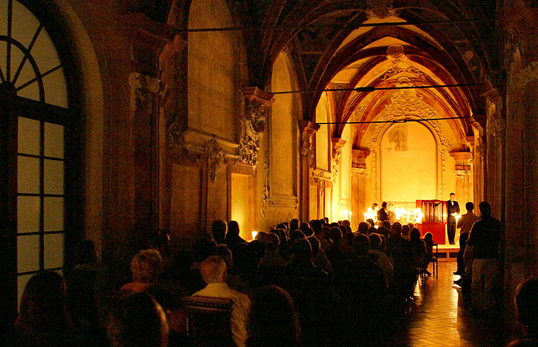 Jaroslav Tůma (varhany), Bohuslav Matoušek (housle), Anna Fliegerová (housle), Milan Kraus (violoncello), klášterní kostel a křížová chodba, 23.8.2006, Královský hudební festival Zlatá Koruna, foto: © 2006 Lubor Mrázek