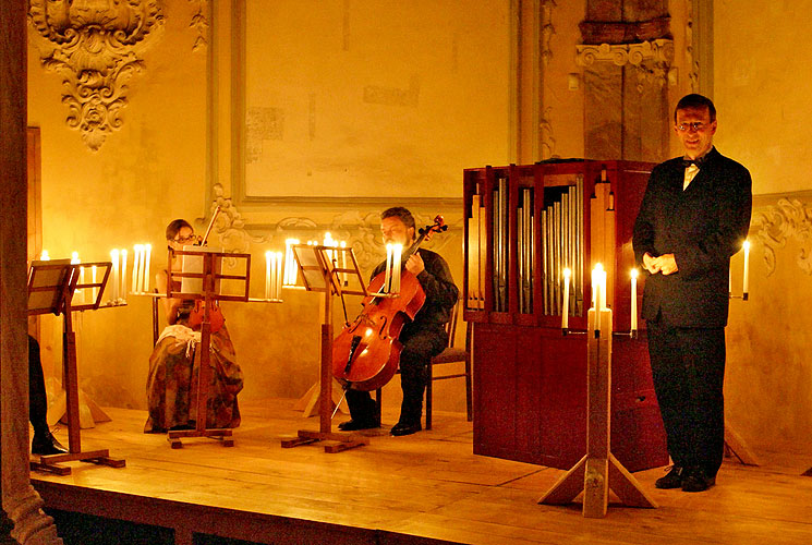 Jaroslav Tůma (varhany), Bohuslav Matoušek (housle), Anna Fliegerová (housle), Milan Kraus (violoncello), klášterní kostel a křížová chodba, 23.8.2006, Královský hudební festival Zlatá Koruna, foto: © 2006 Lubor Mrázek