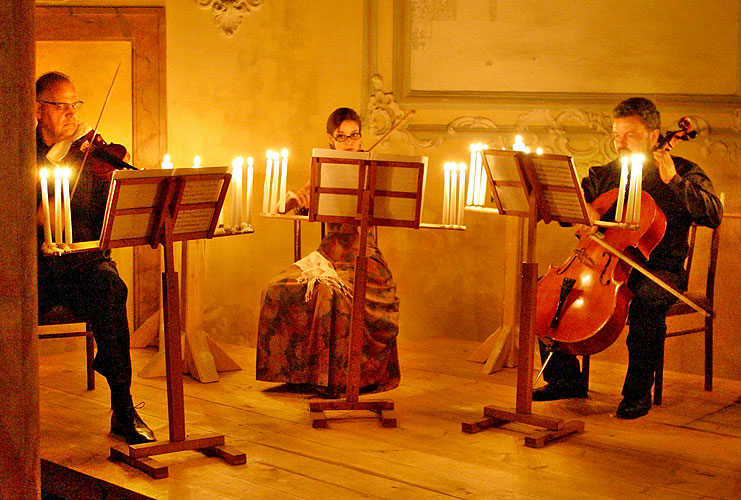 Jaroslav Tůma (Orgel), Bohuslav Matoušek (Geige), Anna Fliegerová (Geige), Milan Kraus (Violoncello), Klosterkirche und Kreuzflur,  23.8.2006, Königliches Musikfestival 2006, Kloster Zlatá Koruna, Foto: © 2006 Lubor Mrázek