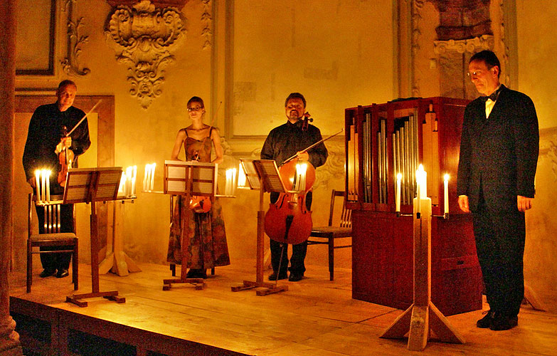 Jaroslav Tůma (varhany), Bohuslav Matoušek (housle), Anna Fliegerová (housle), Milan Kraus (violoncello), klášterní kostel a křížová chodba, 23.8.2006, Královský hudební festival Zlatá Koruna, foto: © 2006 Lubor Mrázek