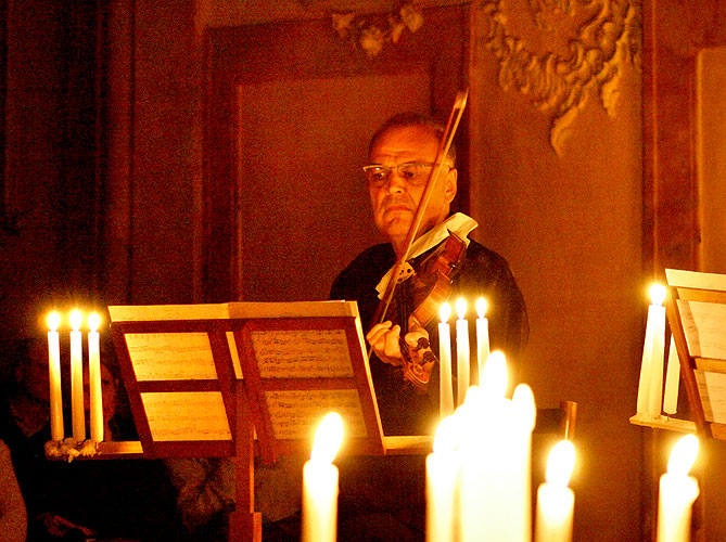 Jaroslav Tůma (Orgel), Bohuslav Matoušek (Geige), Anna Fliegerová (Geige), Milan Kraus (Violoncello), Klosterkirche und Kreuzflur,  23.8.2006, Königliches Musikfestival 2006, Kloster Zlatá Koruna, Foto: © 2006 Lubor Mrázek