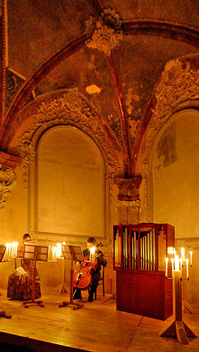 Jaroslav Tůma (Orgel), Bohuslav Matoušek (Geige), Anna Fliegerová (Geige), Milan Kraus (Violoncello), Klosterkirche und Kreuzflur,  23.8.2006, Königliches Musikfestival 2006, Kloster Zlatá Koruna, Foto: © 2006 Lubor Mrázek