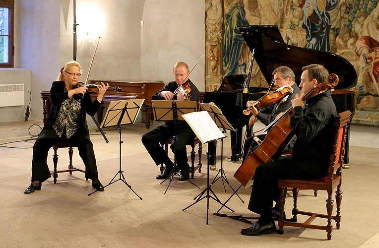 Vlach´s Quartet Praha, Naoko Knopp Nagaoka (Japan) - piano, concert hall, 2th September 2006, Zlatá Koruna Royal Music Festival, photo: © 2006 Lubor Mrázek