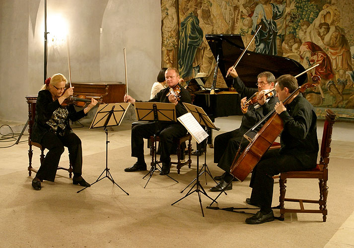 Vlach´s Quartet Praha, Naoko Knopp Nagaoka (Japan) - piano, concert hall, 2th September 2006, Zlatá Koruna Royal Music Festival, photo: © 2006 Lubor Mrázek