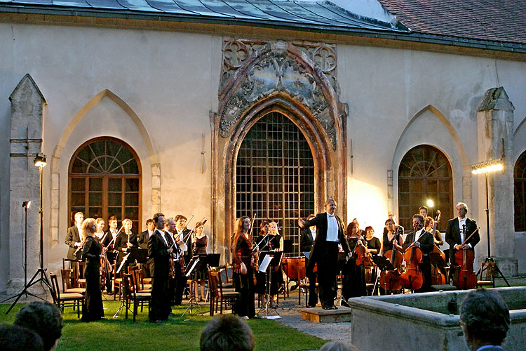 Philharmonisches Orchester České Budějovice, Dirigent - David Švec, Nadia Ladkany - Mezzosopran, Rajský Hof, 7.9.2006, Königliches Musikfestival Zlatá Koruna, Foto: © 2006 Lubor Mrázek