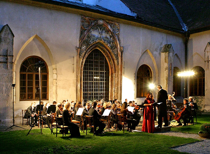 Filharmonický orchestr České Budějovice, dirigent - David Švec, Nadia Ladkany - mezzosoprán, Rajský dvůr, 7.9.2006, Královský hudební festival Zlatá Koruna, foto: © 2006 Lubor Mrázek