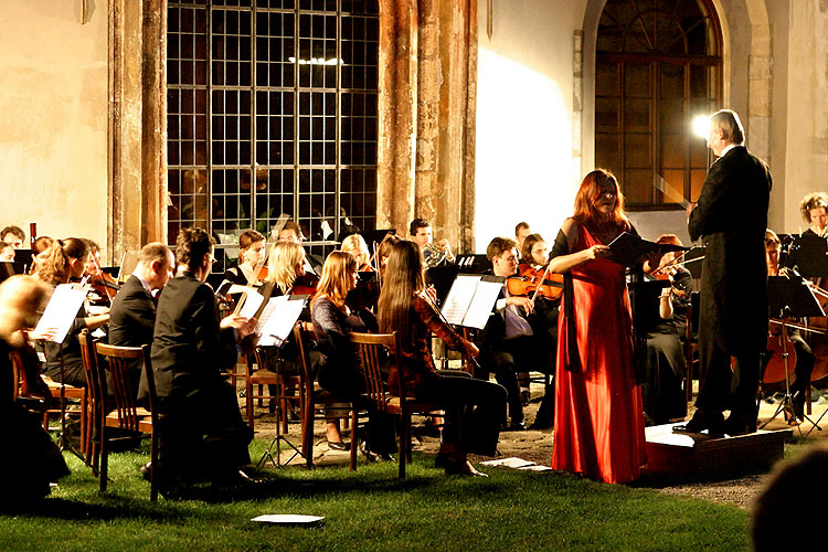 Philharmonisches Orchester České Budějovice, Dirigent - David Švec, Nadia Ladkany - Mezzosopran, Rajský Hof, 7.9.2006, Königliches Musikfestival Zlatá Koruna, Foto: © 2006 Lubor Mrázek