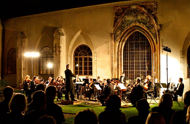 Filharmonický orchestr České Budějovice, dirigent - David Švec, Nadia Ladkany - mezzosoprán, Rajský dvůr, 7.9.2006, Královský hudební festival Zlatá Koruna, foto: © 2006 Lubor Mrázek