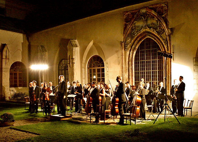 Filharmonický orchestr České Budějovice, dirigent - David Švec, Nadia Ladkany - mezzosoprán, Rajský dvůr, 7.9.2006, Královský hudební festival Zlatá Koruna, foto: © 2006 Lubor Mrázek