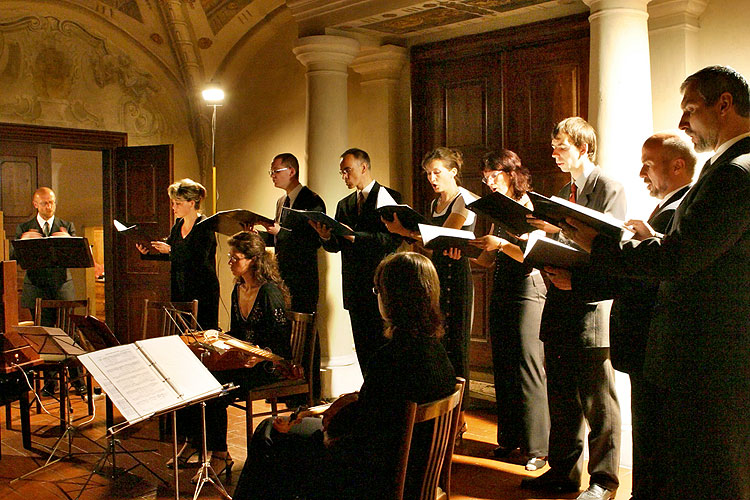 Vokální soubor Dyškanti, umělecký vedoucí - Martin Horyna, vstupní sál opatství, 14.9.2006, Královský hudební festival Zlatá Koruna, foto: © 2006 Lubor Mrázek