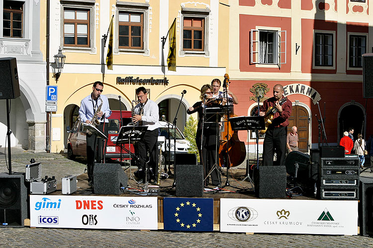 Programm auf dem Hauptplatz Náměstí Svornosti in Český Krumlov, Tag mit Handicap - Tag ohne Barrieren, 9. und 10. September 2006, Foto: © 2006 Lubor Mrázek