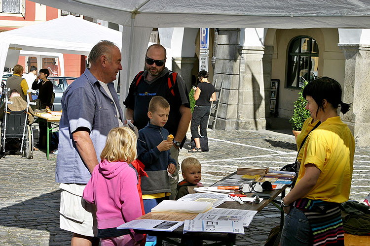 Programm auf dem Hauptplatz Náměstí Svornosti in Český Krumlov, Tag mit Handicap - Tag ohne Barrieren, 9. und 10. September 2006, Foto: © 2006 Lubor Mrázek