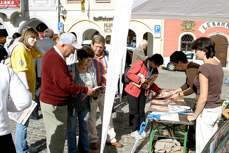 Programm auf dem Hauptplatz Náměstí Svornosti in Český Krumlov, Tag mit Handicap - Tag ohne Barrieren, 9. und 10. September 2006, Foto: © 2006 Lubor Mrázek