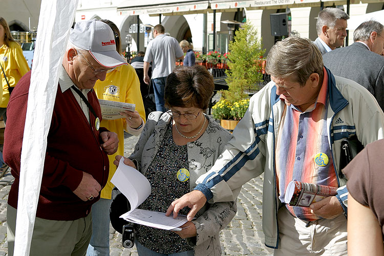 Programm auf dem Hauptplatz Náměstí Svornosti in Český Krumlov, Tag mit Handicap - Tag ohne Barrieren, 9. und 10. September 2006, Foto: © 2006 Lubor Mrázek