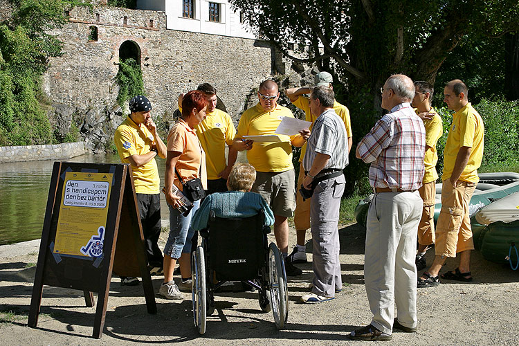 Flossrundfahrt auf Moldau und Kletterwand im Stadtpark, Tag mit Handicap - Tag ohne Barrieren, 9. und 10. September 2006, Foto: © 2006 Lubor Mrázek