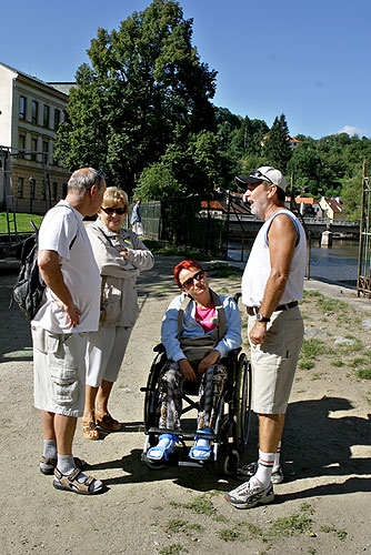 Plavba na voru a horolezecká stěna v městském parku, Den s handicapem - Den bez bariér, 9. a 10. září 2006, foto: © 2006 Lubor Mrázek