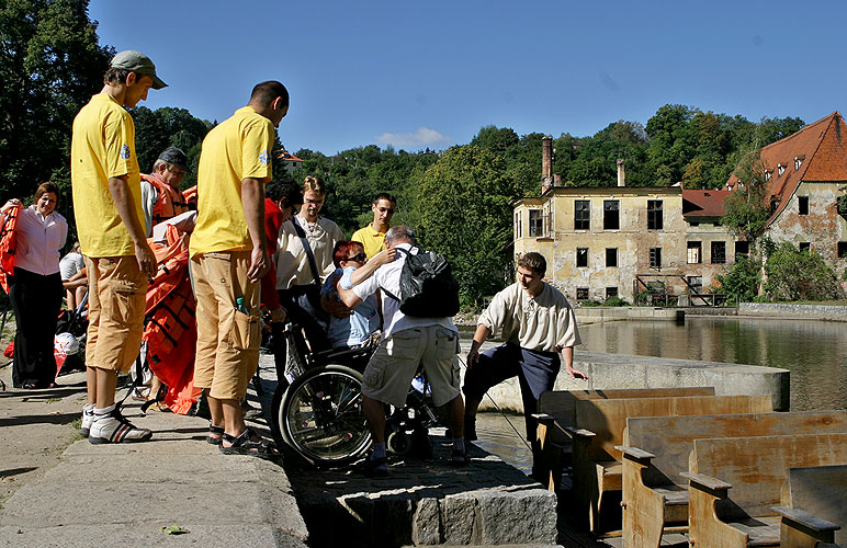 Plavba na voru a horolezecká stěna v městském parku, Den s handicapem - Den bez bariér, 9. a 10. září 2006, foto: © 2006 Lubor Mrázek