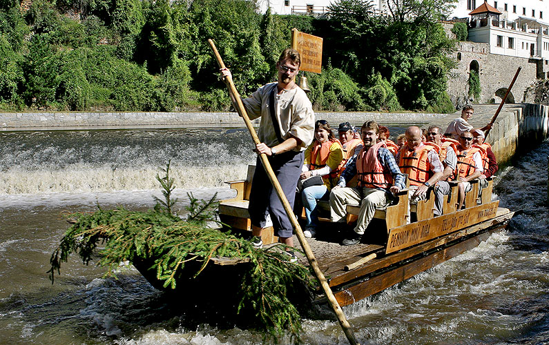 Plavba na voru a horolezecká stěna v městském parku, Den s handicapem - Den bez bariér, 9. a 10. září 2006, foto: © 2006 Lubor Mrázek